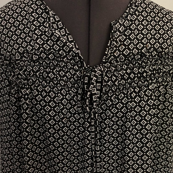 Pretty Blouse with front tie and cute sleeves - Picture 2 of 6